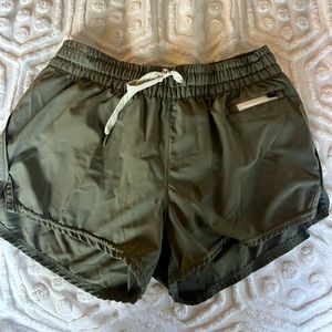 Vuori Clementine Olive shorts size small